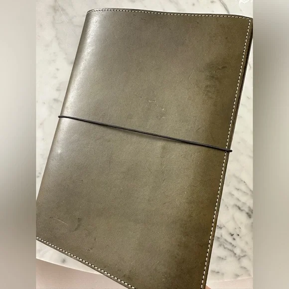 PAPER REPUBLIC Le Portfolio Olive Green A5 Size
** NEW condition - Picture 10 of 15